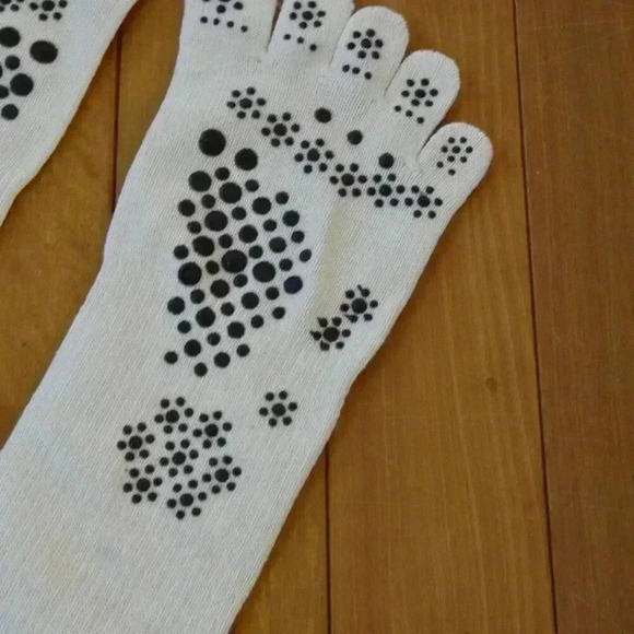 FREE IN BUNDLE    One Pair of Non Slip Socks - Picture 3 of 6